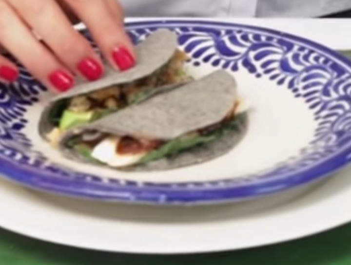 Tacos mexicanos con hoja santa
