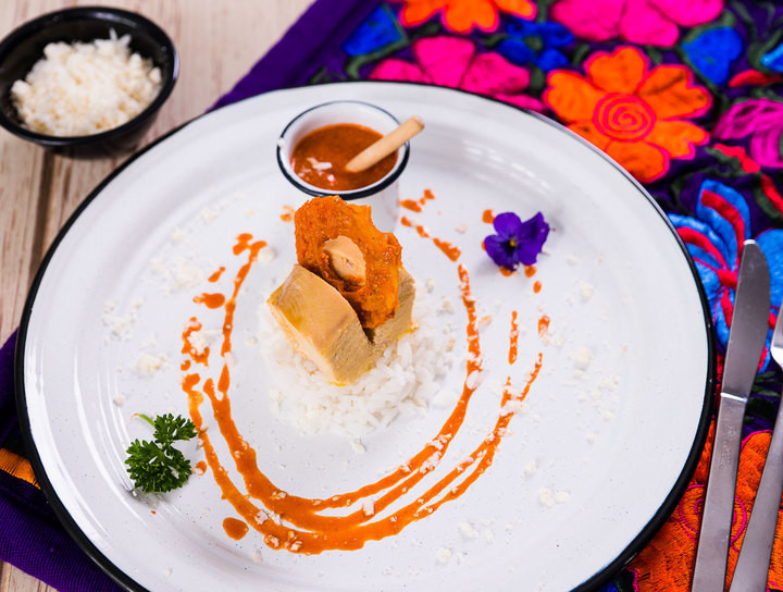 Pollo en pipian rojo