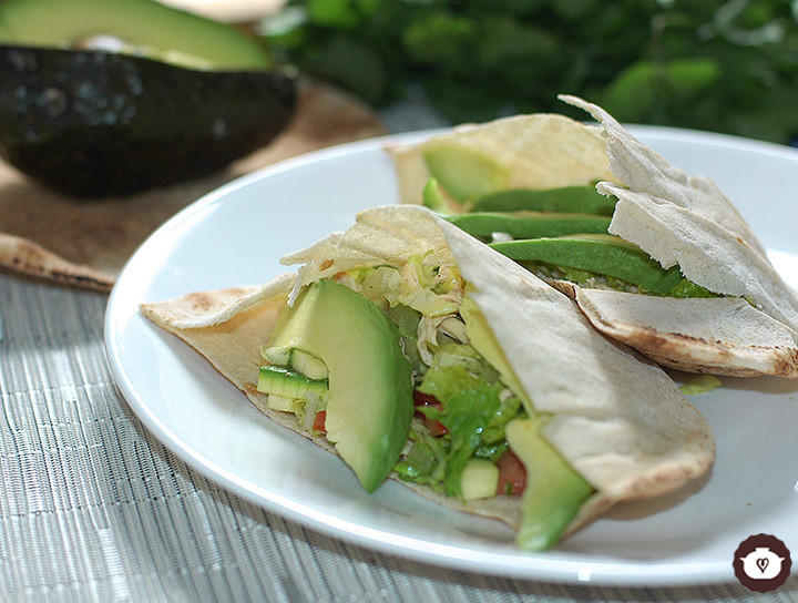 Pan árabe relleno con pollo y verduras