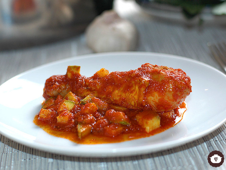 Pollo en salsa de tres chiles