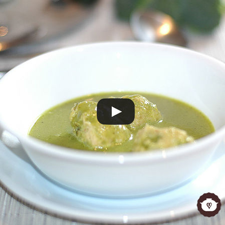 Albóndigas de pollo en salsa de chile poblano