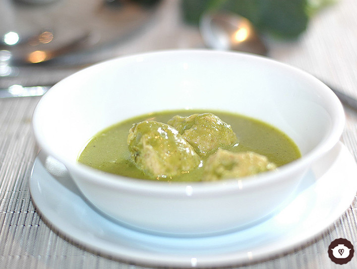 Albóndigas de pollo en salsa de chile poblano