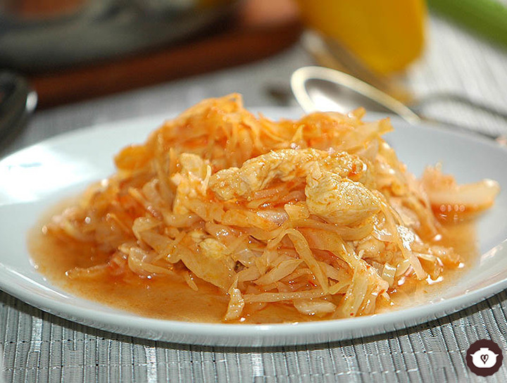 Sopa caliente de col con pollo