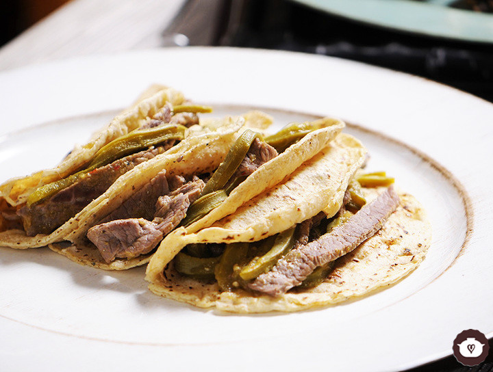 Tacos de bistec con nopales en salsa verde