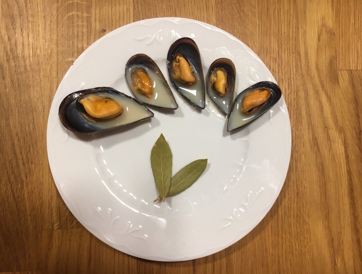 Mejillones con vino blanco y mostaza