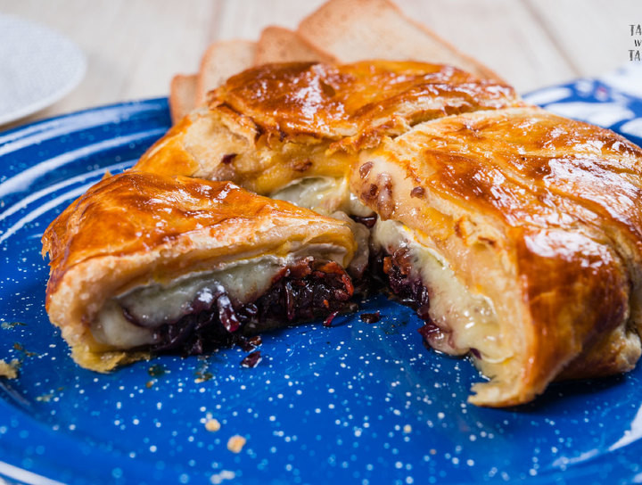 Hojaldre de queso camembert, mermelada de Cebolla y tocino