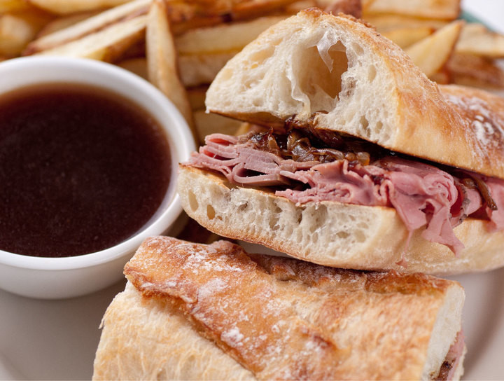 Sándwich de roast beef con salsa Au Jus