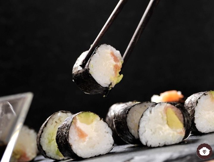 Sushi de salmón ahumado, queso y aguacate