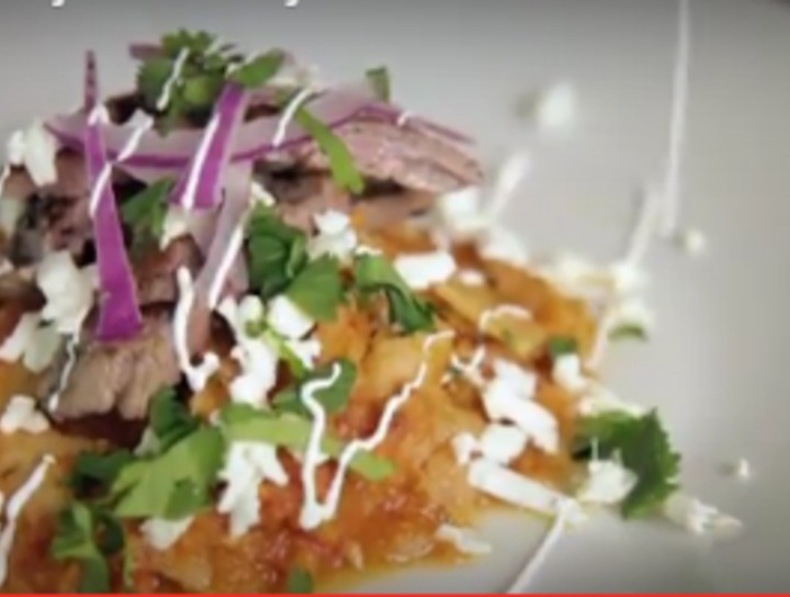 Chilaquiles rojos con fajitas de arrachera