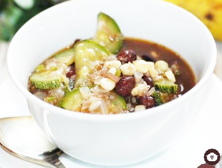 Sopa de frijoles con verduras