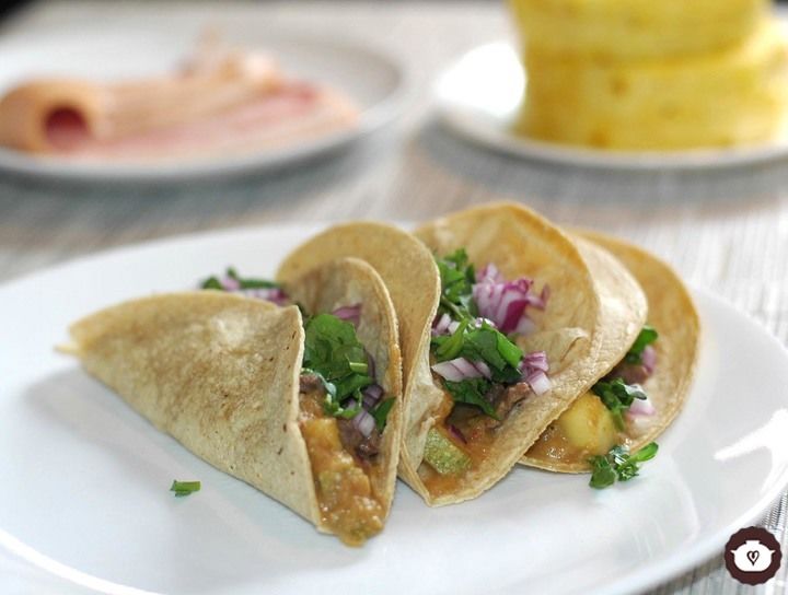 Tacos de bistec al tomatillo