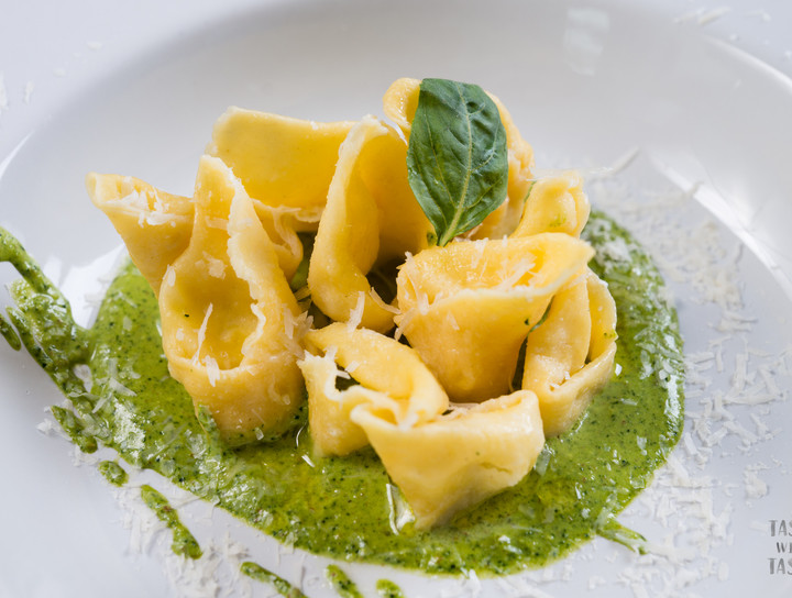 Tortellinis rellenosde queso y pera con pesto de espinaca