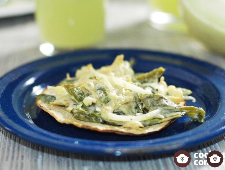 Tostadas de pollo con rajas
