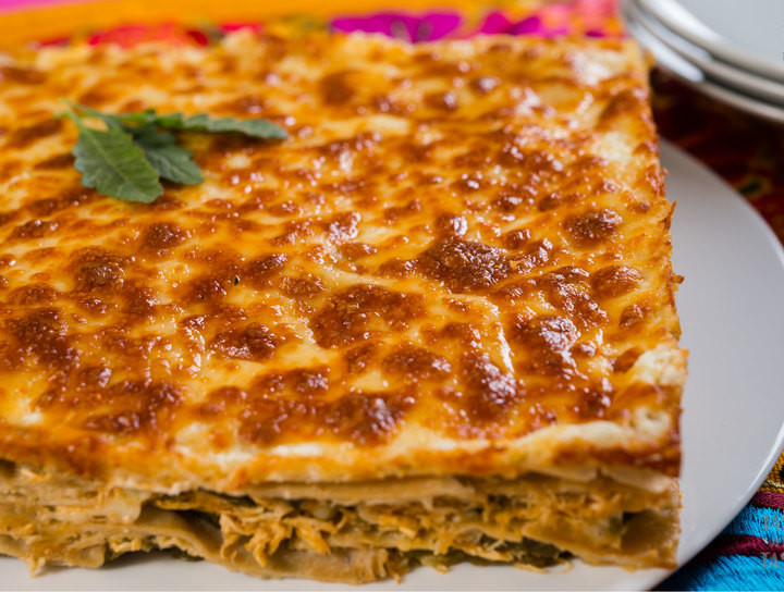 Pastel azteca de pollo con salsa roja o verde