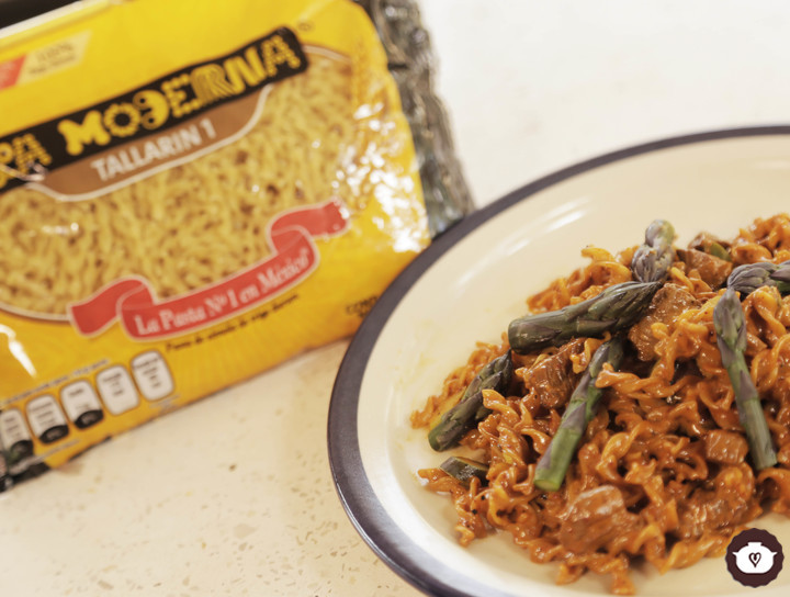 Tallarines en salsa de chiles secos