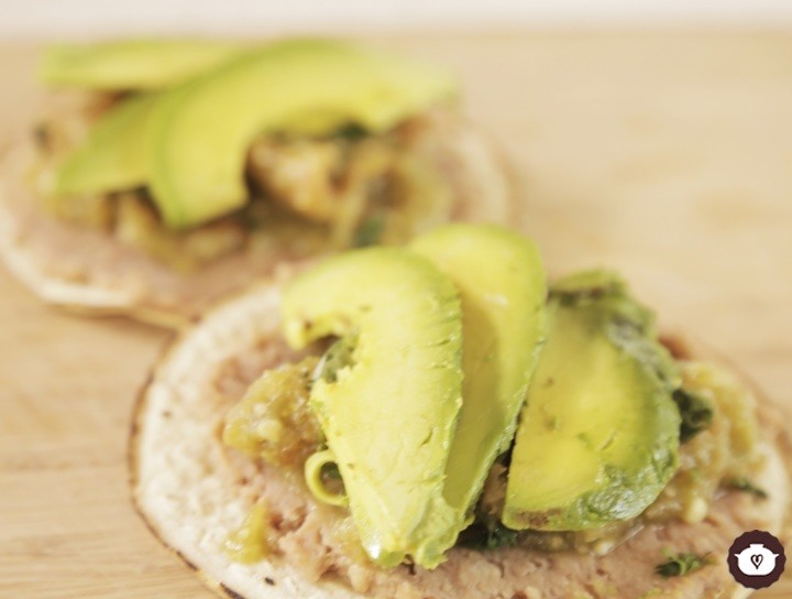 Tostadas de chicharrón en salsa verde