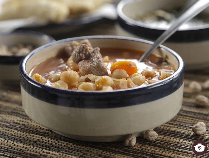 Sopa de col con garbanzos