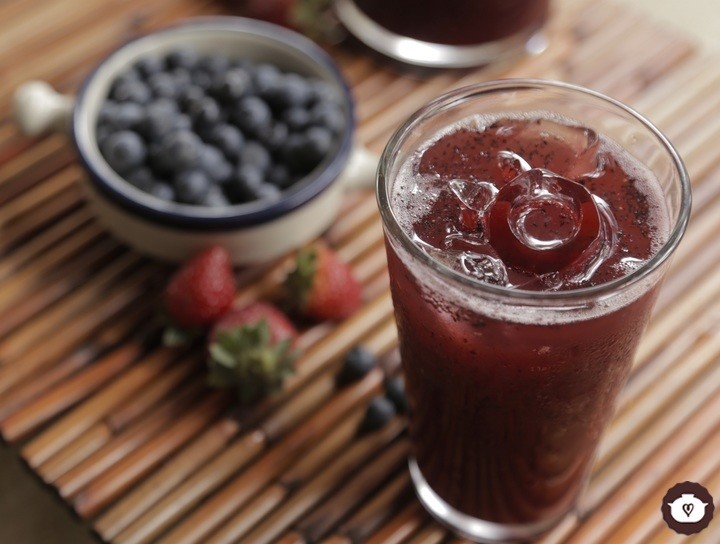 Agua fresca de mora azul con fresas