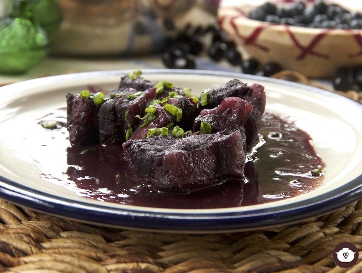 Costillas de cerdo en salsa de mora azul