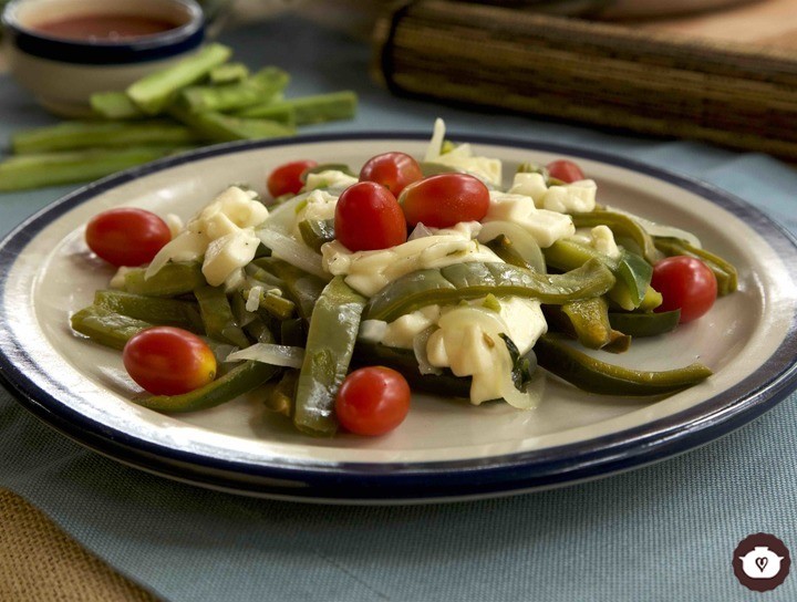Guisado de nopales con queso