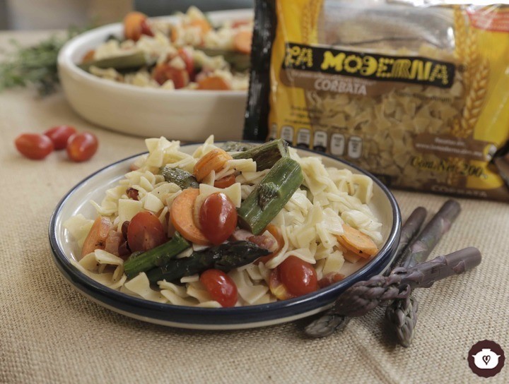 Ensalada de pasta con espárragos