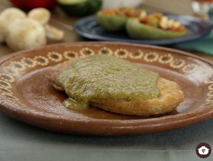 Nopalitos rellenos en salsa verde