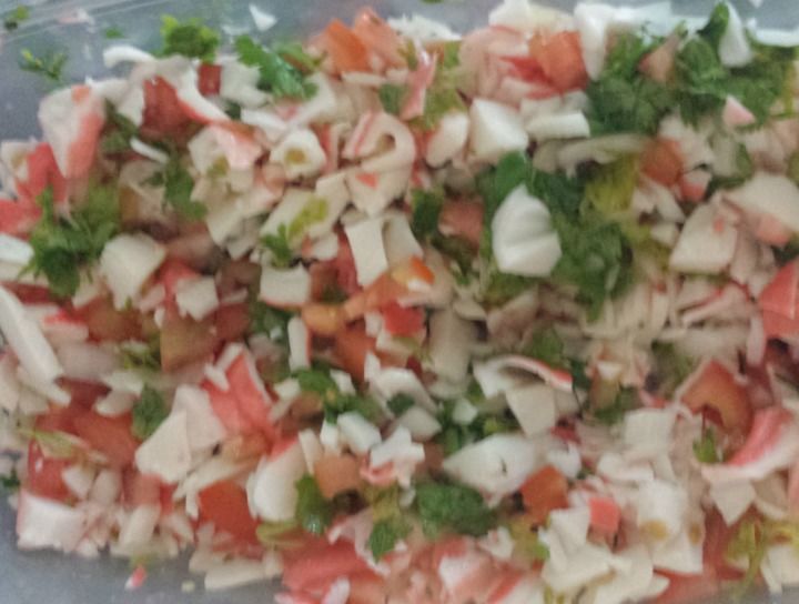 Ensalada de surimi o imitación cangrejo