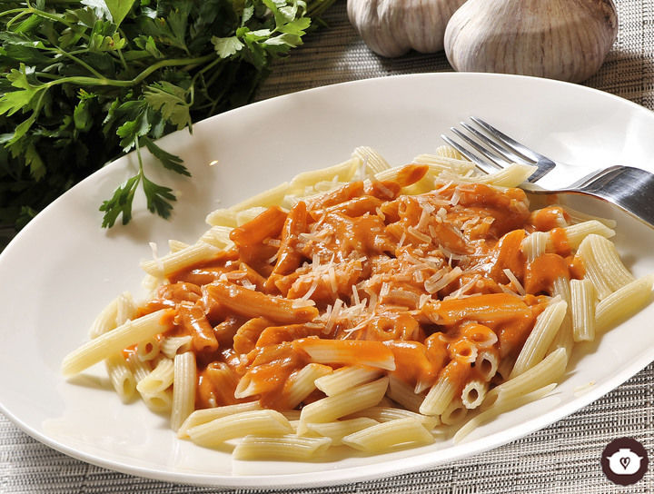 Pluma con crema de tomate