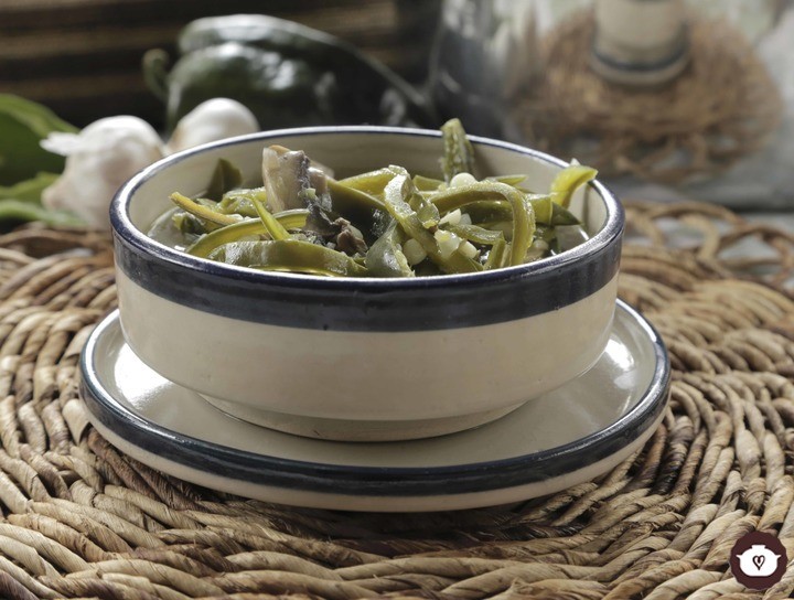 Sopa vegetariana de poblano con champiñones