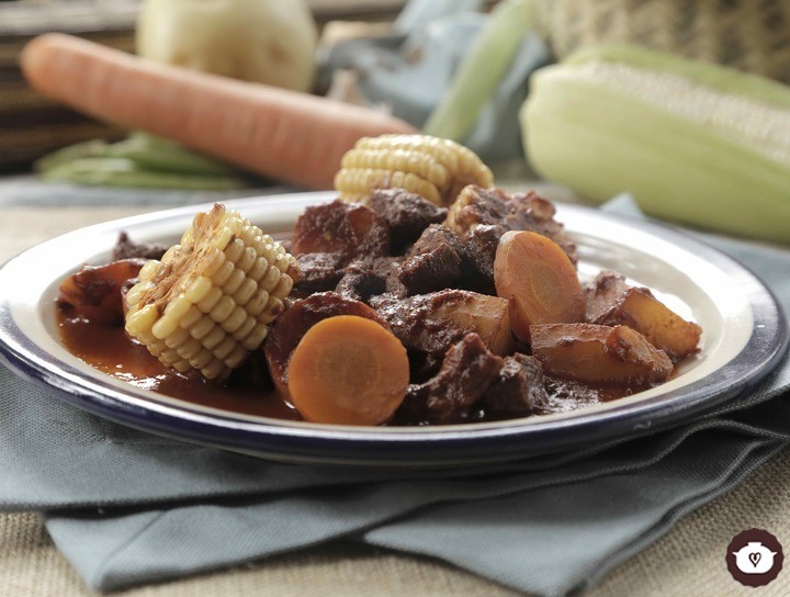 Cacerola de carne de res al chile ancho