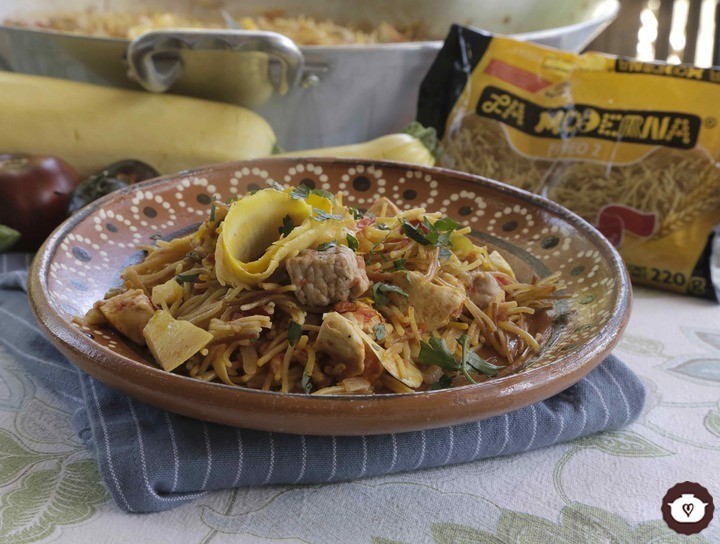 Fideuá de carnes mixtas