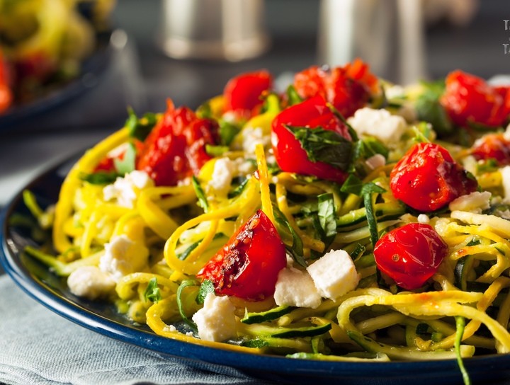 Espaguetis de calabaza con tomates cherry, queso y albahaca