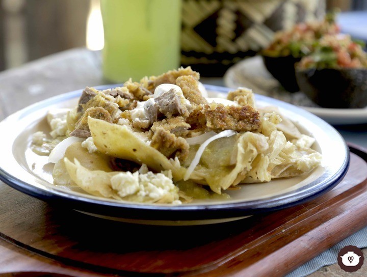 Chilaquiles en salsa verde con milanesa de res