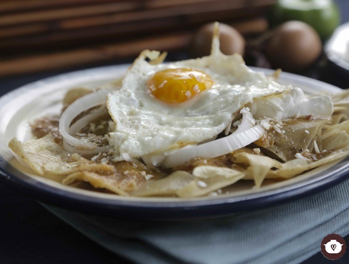 Chilaquiles en salsa de morita con huevo