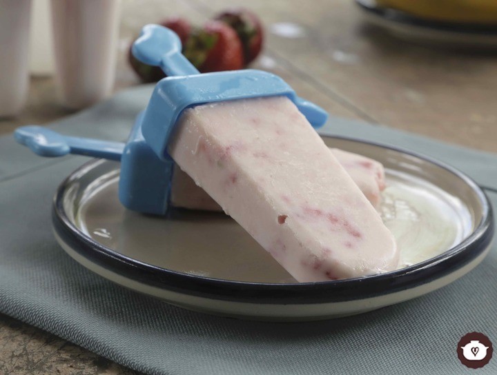 Paletas de yogur con fresa