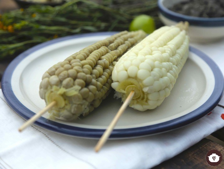 Elote hervido a la antigüa con pericón o tequesquite