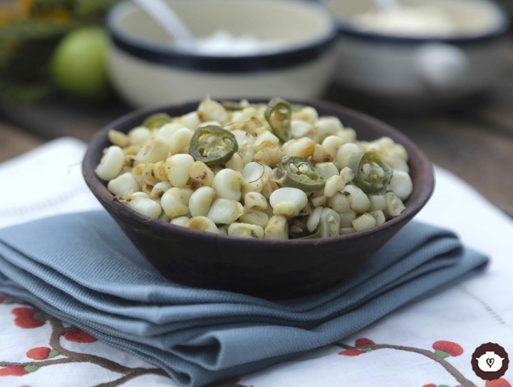 Esquites hervidos con mantequilla, epazote y chile