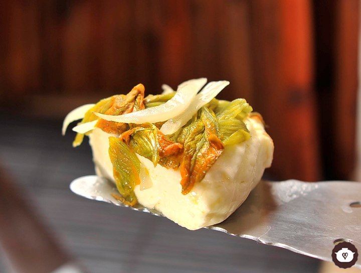 Queso panela con flor de calabaza