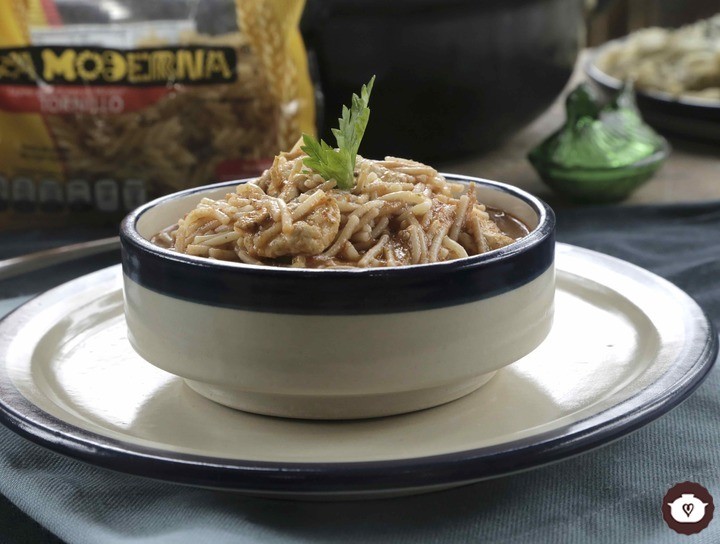 Fideos con pollo y hoja santa