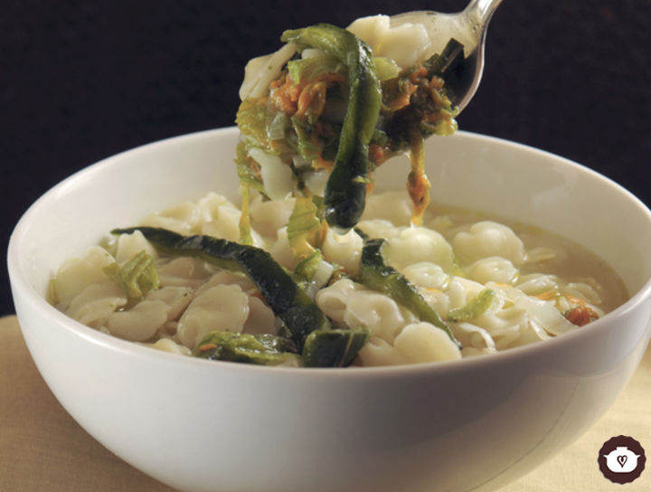 Sopa minestra con flor de calabaza