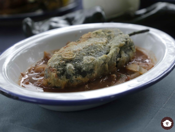 Chiles rellenos de huevo en caldillo