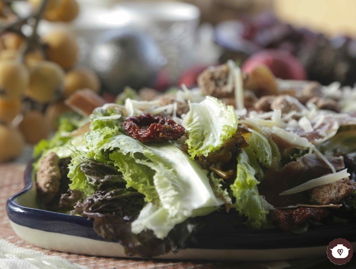 Ensalada de lechugas mixtas con aderezo de níspero