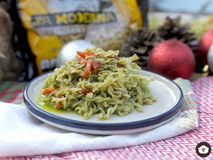 Tallarines con pesto de albahaca y pimientos