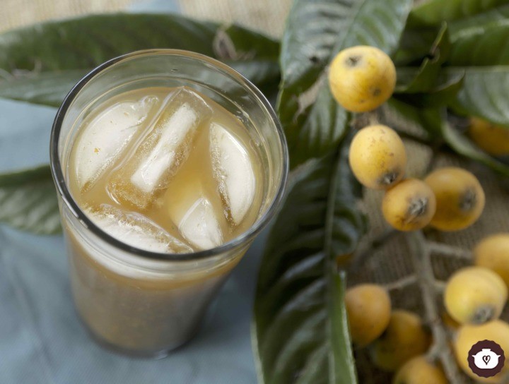 Agua fresca de níspero con hierbabuena