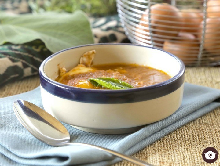 Huevos ahogados con hoja santa