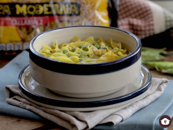 Caldo de pollo con tallarines