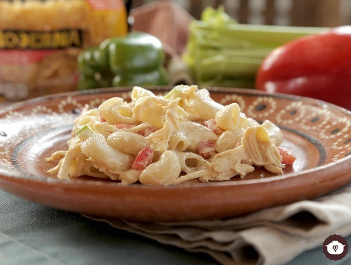 Codo con pollo y verduras
