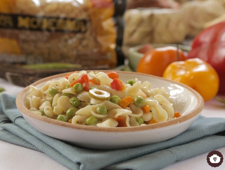 Pasta fría de moños con verduras
