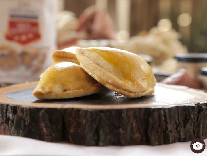 Empanadas de chorizo, queso y frijoles