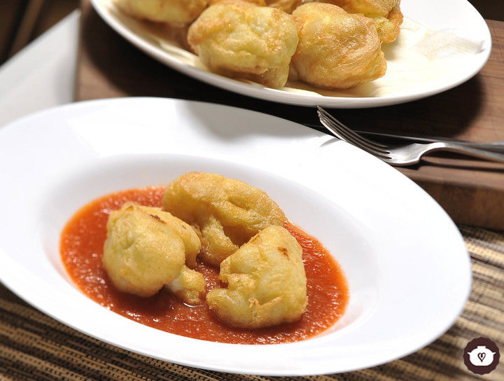 Coliflor capeada con salsa de jitomate